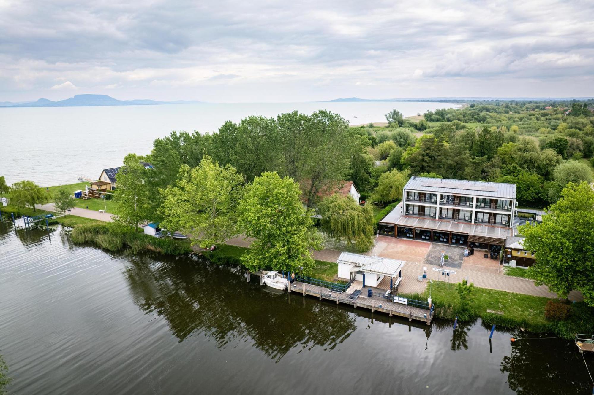 לינה וארוחת בוקר Balatonmáriafürdő Port Etterem&Panzio מראה חיצוני תמונה