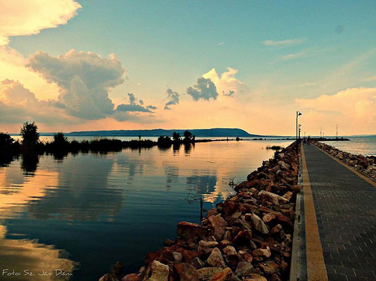 לינה וארוחת בוקר Balatonmáriafürdő Port Etterem&Panzio מראה חיצוני תמונה