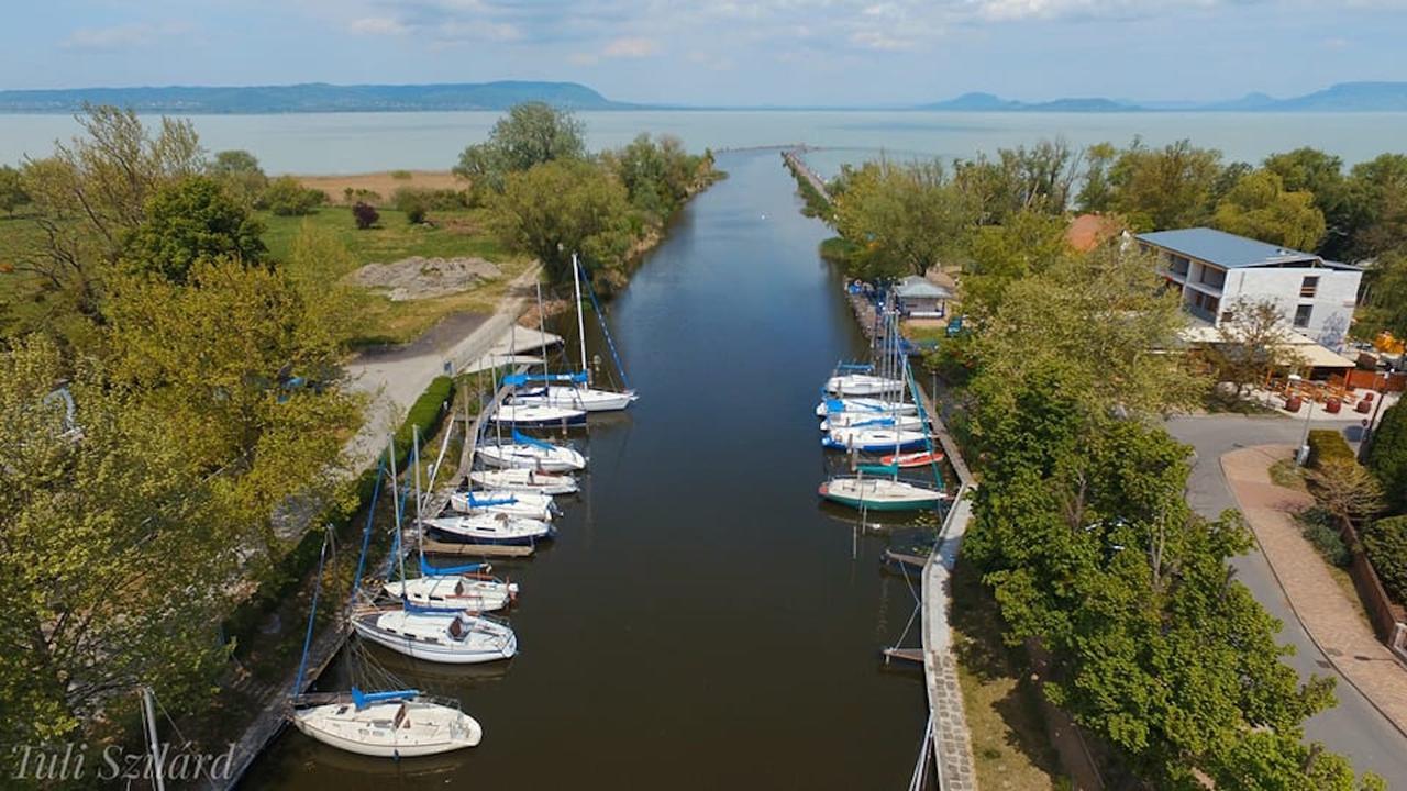 לינה וארוחת בוקר Balatonmáriafürdő Port Etterem&Panzio מראה חיצוני תמונה