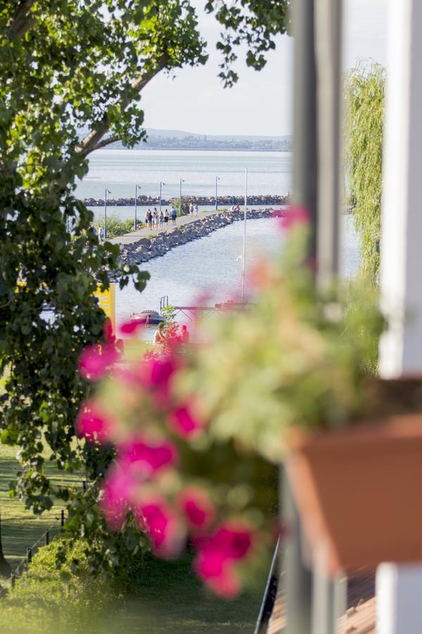 לינה וארוחת בוקר Balatonmáriafürdő Port Etterem&Panzio מראה חיצוני תמונה